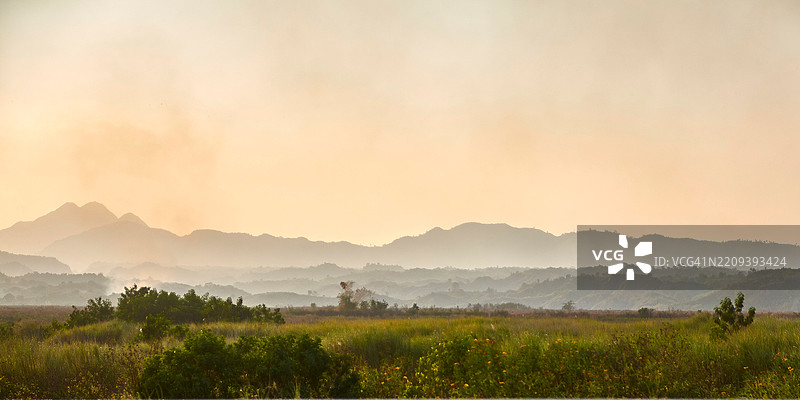 一片开阔的田野，绿草如茵的小山丘。图片素材
