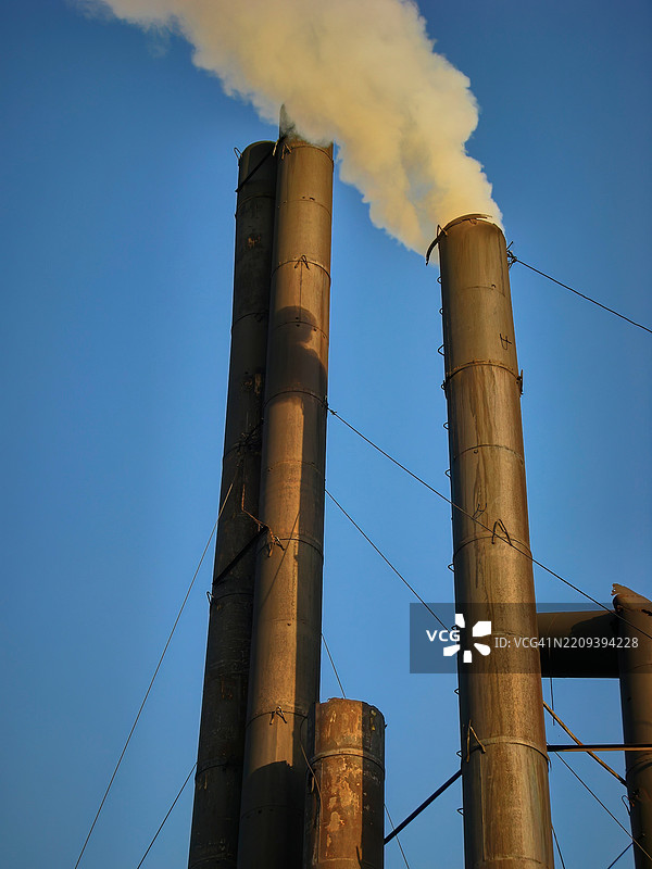 工业烟囱排放浓烟图片素材