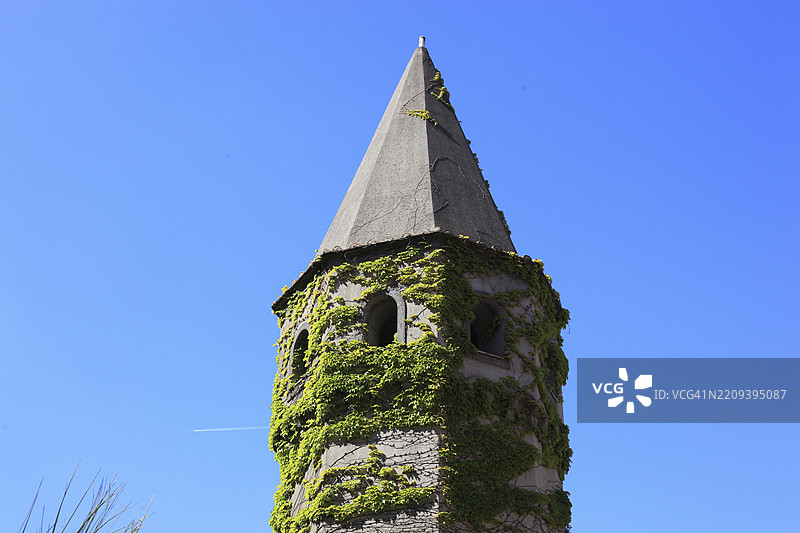 意大利阿马尔菲海岸拉韦洛的奇姆布罗尼别墅入口处的塔楼，萨勒诺省，坎帕尼亚，欧洲图片素材