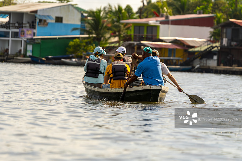 游客们在哥斯达黎加的托尔图盖罗国家公园享受独木舟之旅图片素材