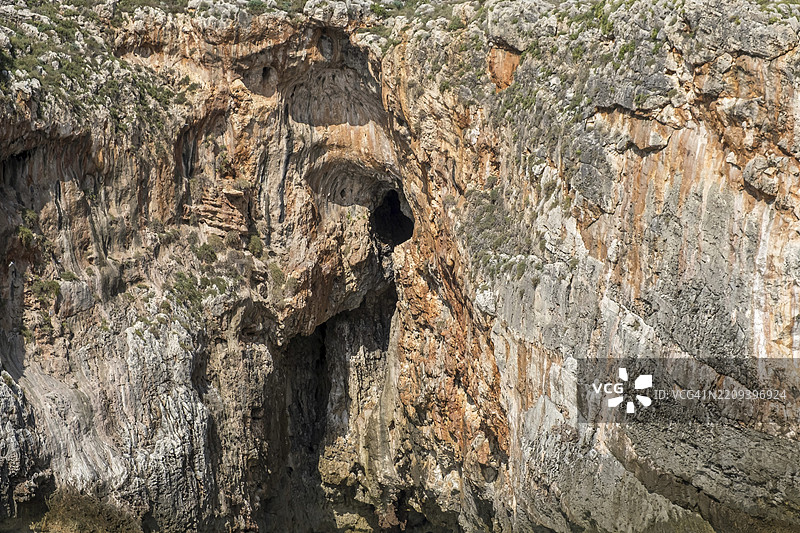 意大利阿普利亚大区萨伦托的圣玛丽亚迪莱乌卡附近的石头结构和悬崖图片素材