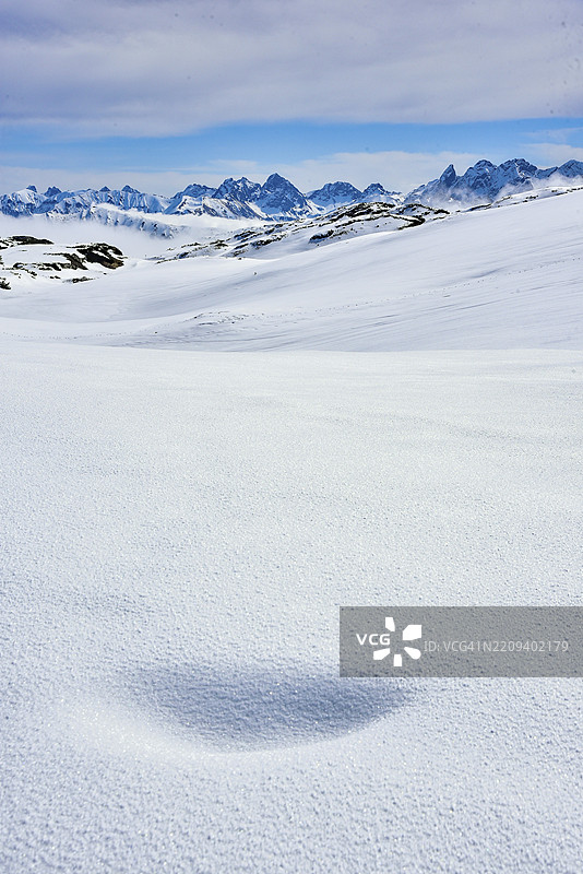 从克莱因瓦尔斯特谷的伊芬缆车山站俯瞰奥伯斯多夫和莱赫塔尔山脉,中央是特雷塔赫峰(2595米),奥地利福拉尔贝格,欧洲图片素材