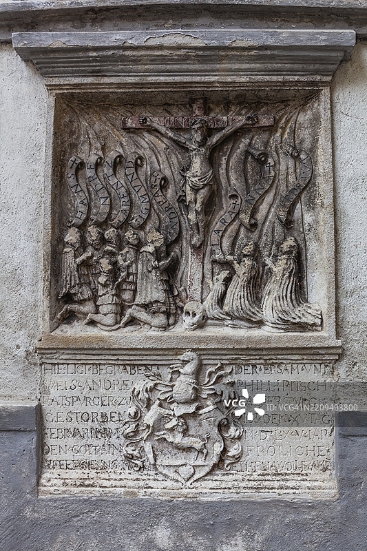 十字架上的基督，纹章，墓碑上的石雕，格拉茨大教堂的外立面，施蒂利亚，奥地利，欧洲图片素材
