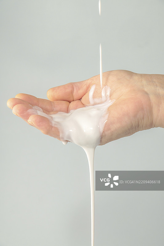 女人的手特写，倒出白色奶油图片素材