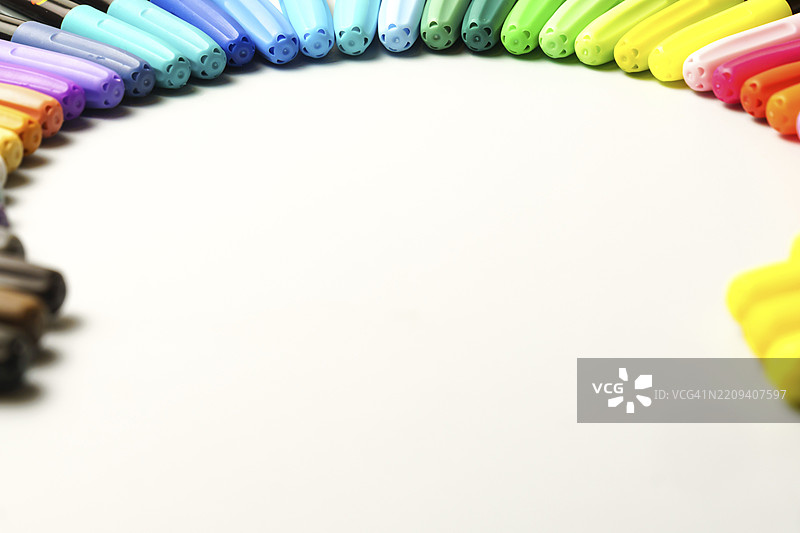 彩色马克笔围成一个圆圈，背景为白色，留有空白空间。图片素材