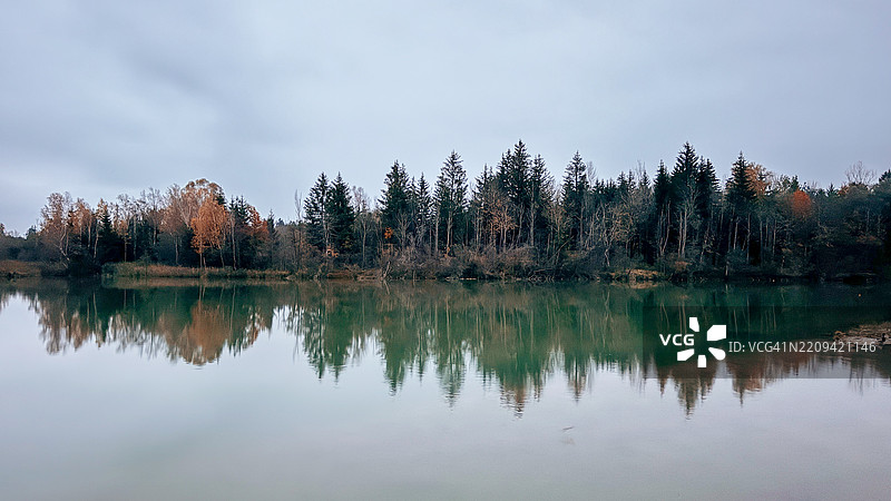巴伐利亚州巴德托尔茨的伊萨河黄昏时分映照的森林图片素材