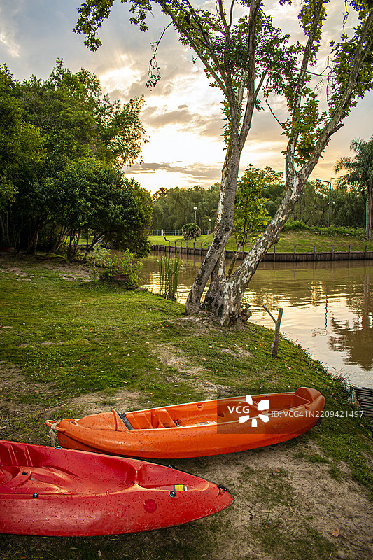 皮划艇、日落、多云的天空和大自然。阿根廷布宜诺斯艾利斯的蒂格雷。图片素材