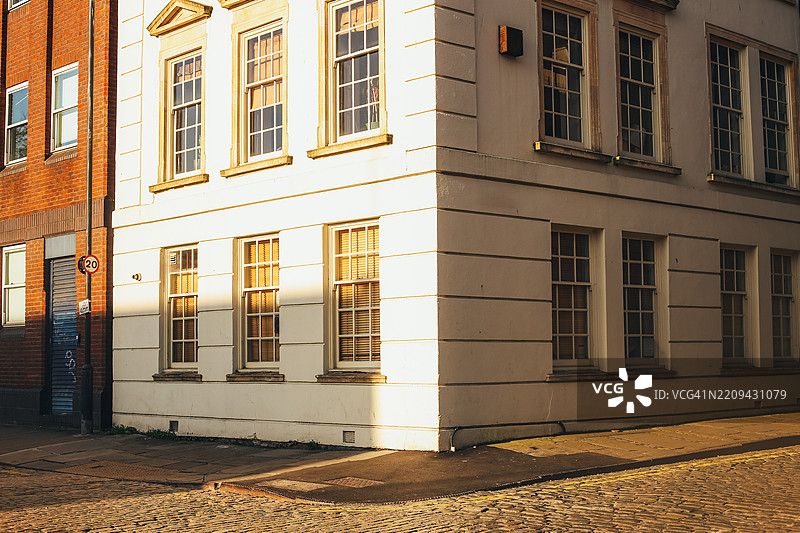 阳光照耀的城市角落经典建筑图片素材