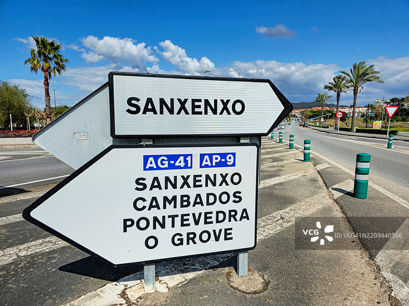 指向西班牙蓬特韦德拉不同城市的方向标志图片素材