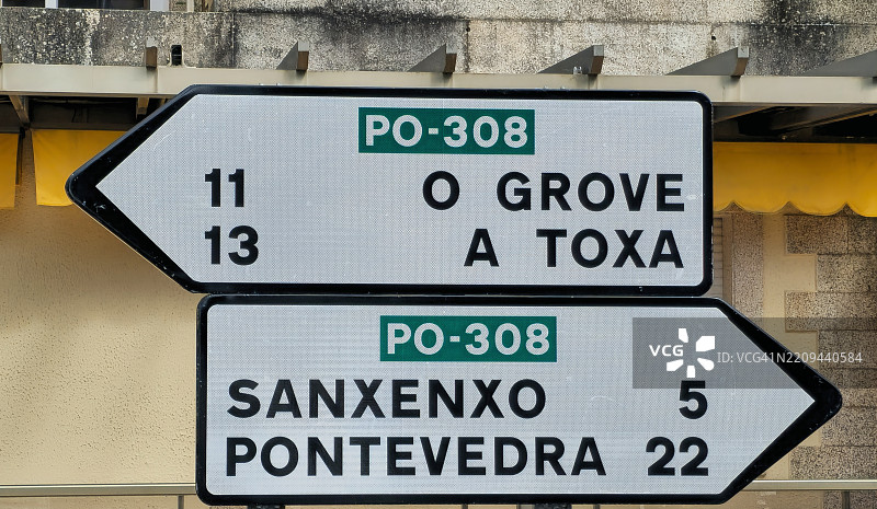 指向西班牙蓬特韦德拉不同城市的方向标志图片素材