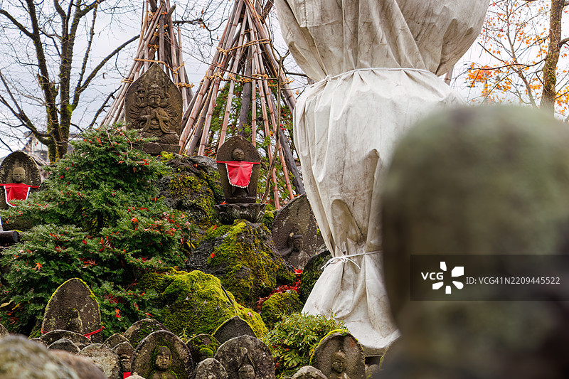 一个大型寺庙位于车站前。寺庙内有许多古老的地藏菩萨石像和其他雕像。任何人都可以自由参观这个寺庙。图片素材