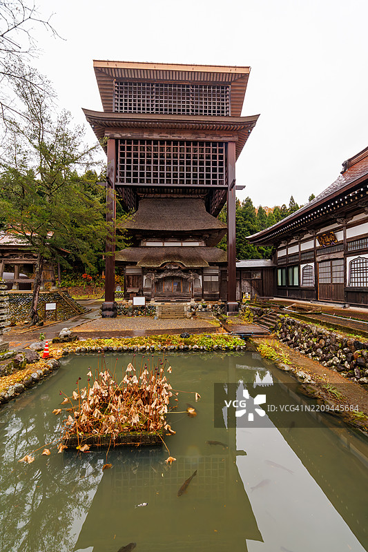 气氛宁静的茅草屋顶的海福寺主殿和大殿。还有一座木制护栏，上面覆盖着雪，以保护建筑免受雪的侵袭。图片素材