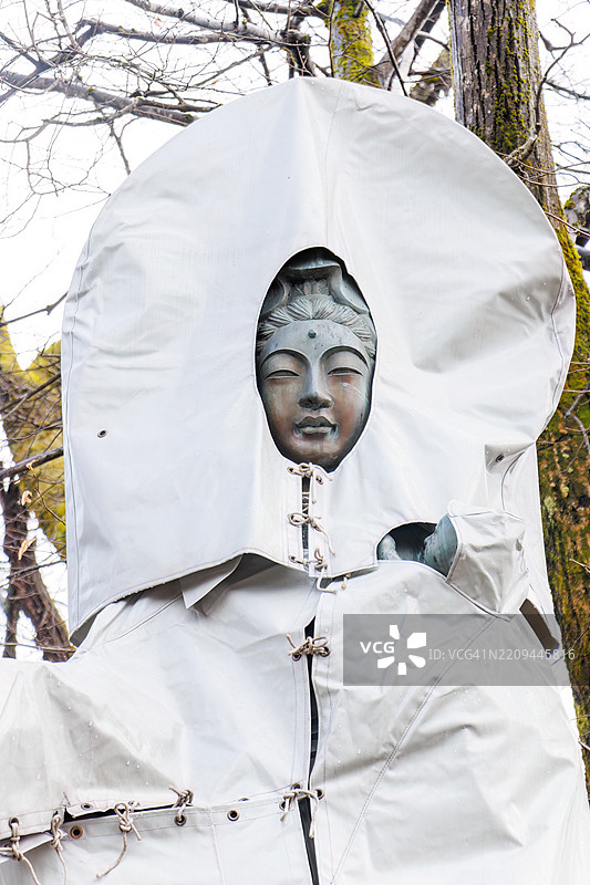 一座大型观音雕像,覆盖着塑料罩以保护其免受雪的侵袭。寺庙位于车站前面,周围有许多古老的地藏菩萨石像和其他雕像。任何人都可以自由参观这座寺庙。图片素材