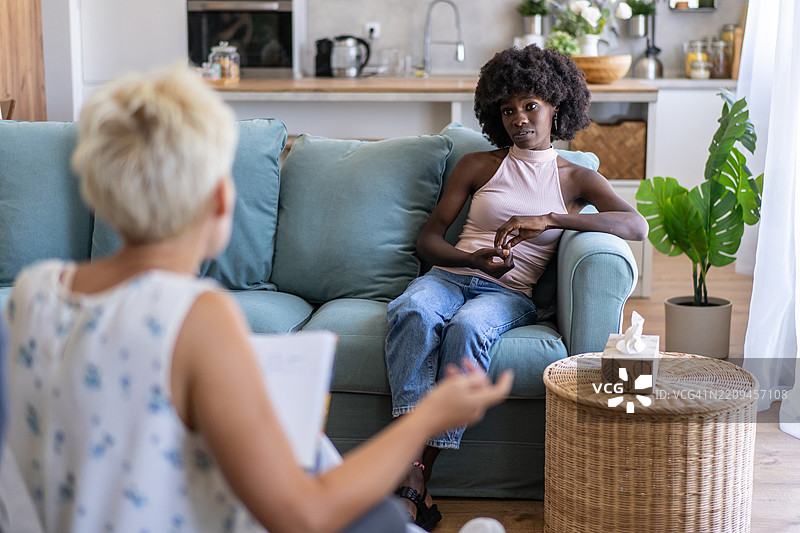 一位女性保险代理正在向一位年轻女性解释条款。图片素材