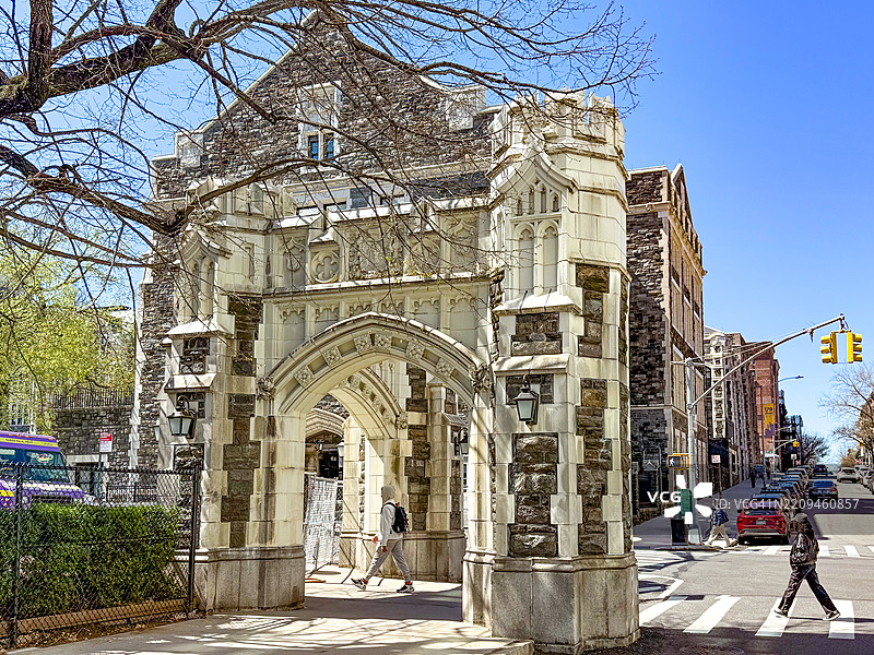 华盛顿高地市立学院门口的学生们图片素材
