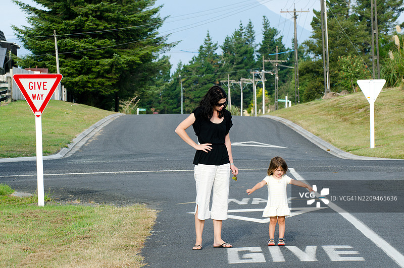 母亲教女儿交通知识图片素材
