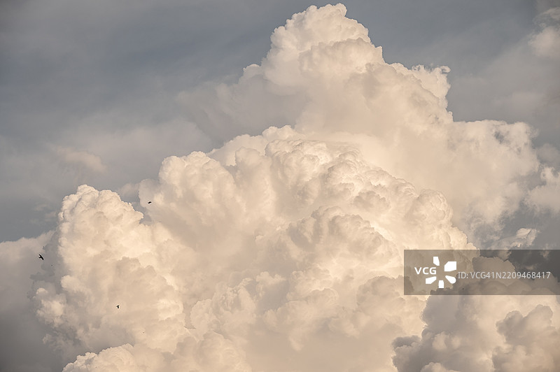 暴风雨来临时的戏剧性天空。大自然的壮观景色。图片素材