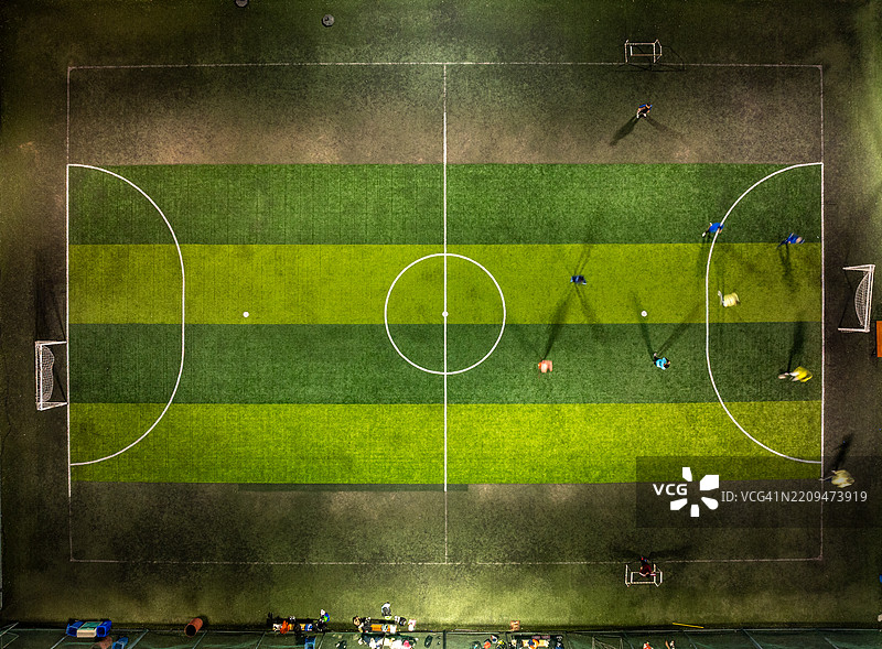 夜间足球场的俯视图图片素材