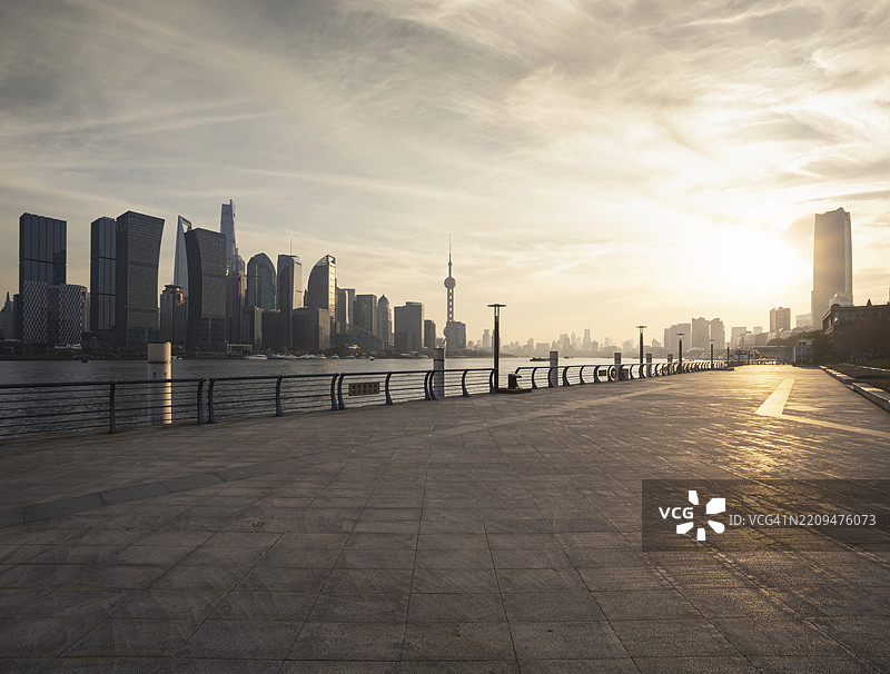 上海外滩的步行街和浦东的陆家嘴金融区图片素材