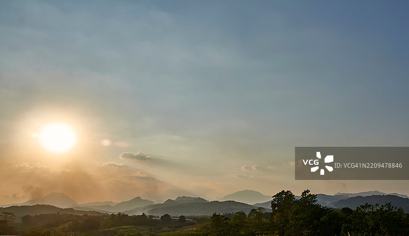 阳光照耀在绿草如茵的宽阔田野上。图片素材