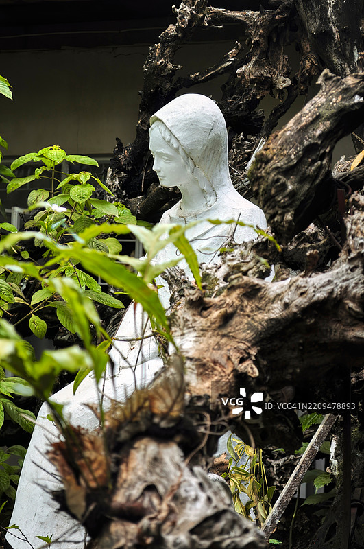 白色圣人雕像的特写镜头图片素材