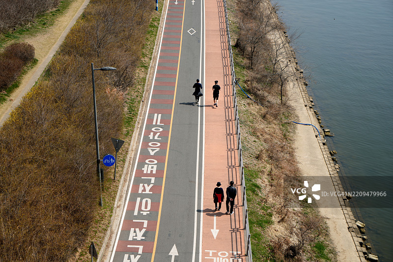 首尔市民步行和慢跑的图像，位于涂溪汉江公园图片素材