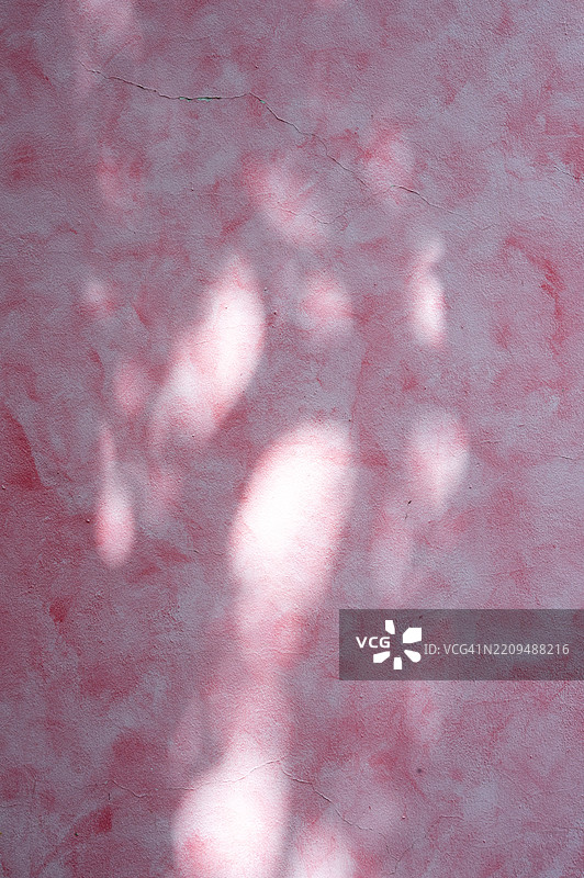 一面粉色涂料和粗糙质感的墙壁图片素材