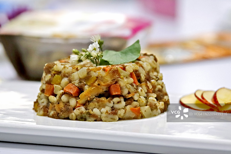 看起来像人类食物的狗粮图片素材