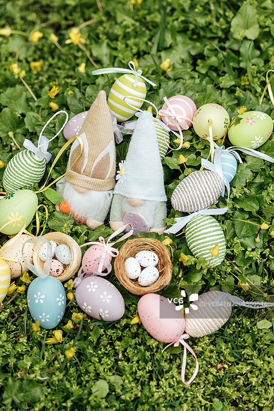 复活节小矮人和装饰彩蛋在春天的草地上图片素材