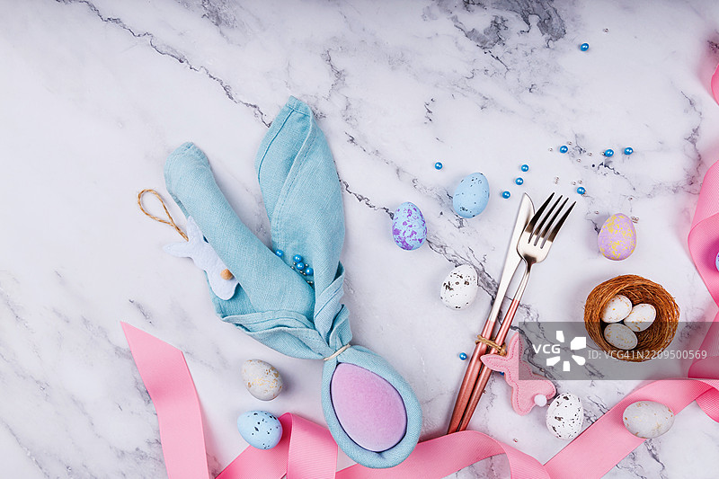 复活节餐桌布置，配有餐具和柔和色调元素图片素材