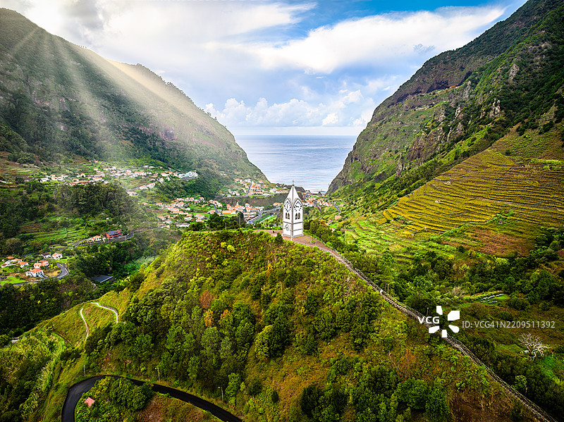 阳光洒在历史悠久的法蒂玛圣母教堂上，教堂坐落在山顶，俯瞰着郁郁葱葱的圣文森特风景和广阔的大西洋景色。图片素材