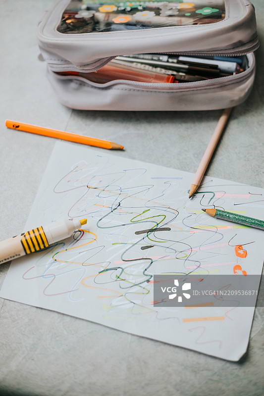 桌子上的彩色素描，使用了钢笔和铅笔。图片素材