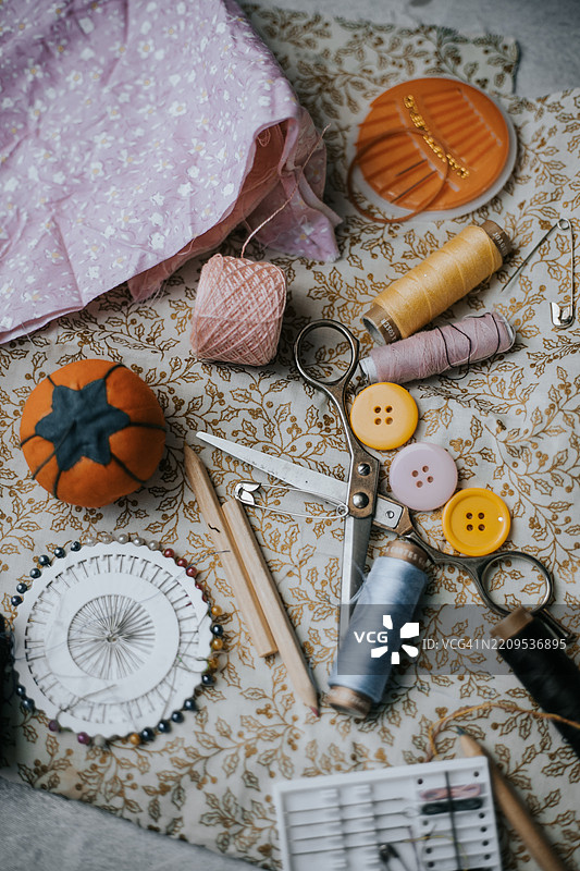 俯视角的缝纫用品图片素材