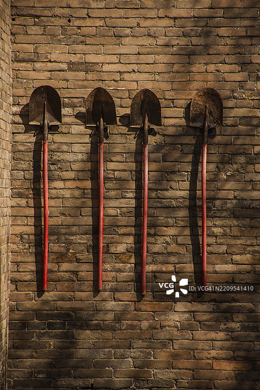 墙上挂着铲子图片素材