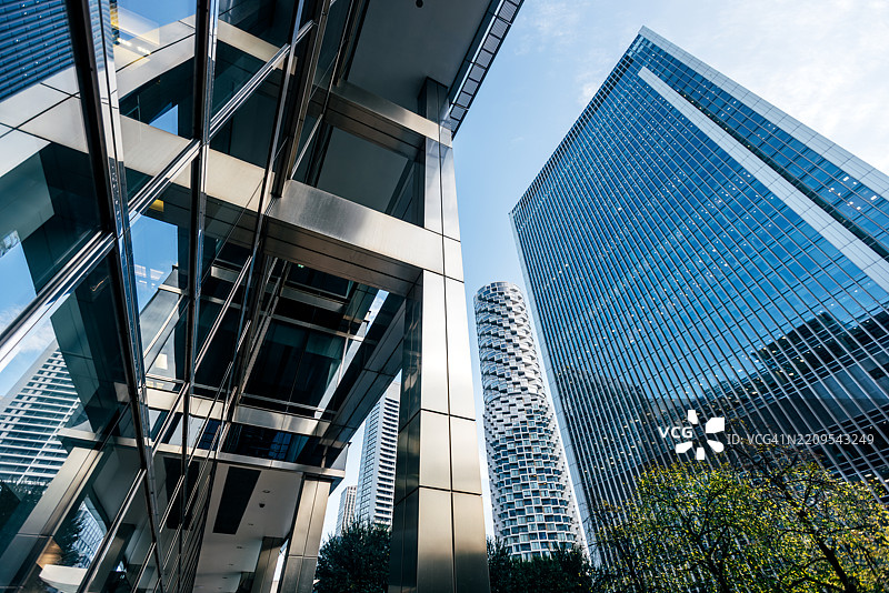 伦敦英格兰的金丝雀码头商业区现代玻璃摩天大楼图片素材