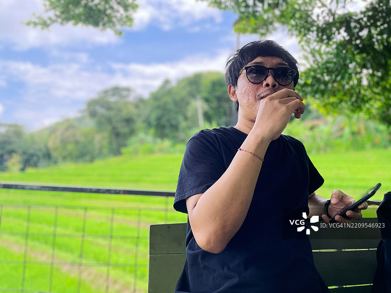 年轻男子在假期中享受快乐时光图片素材