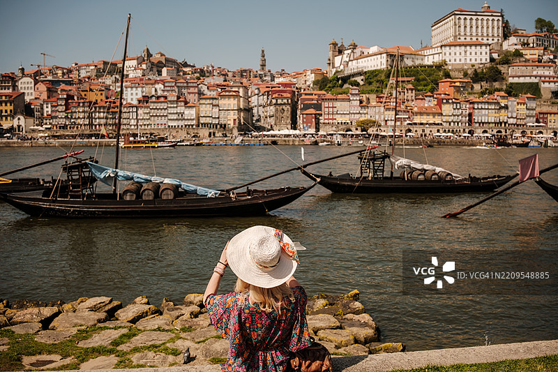 游客在葡萄牙波尔图拍摄传统船只的照片图片素材