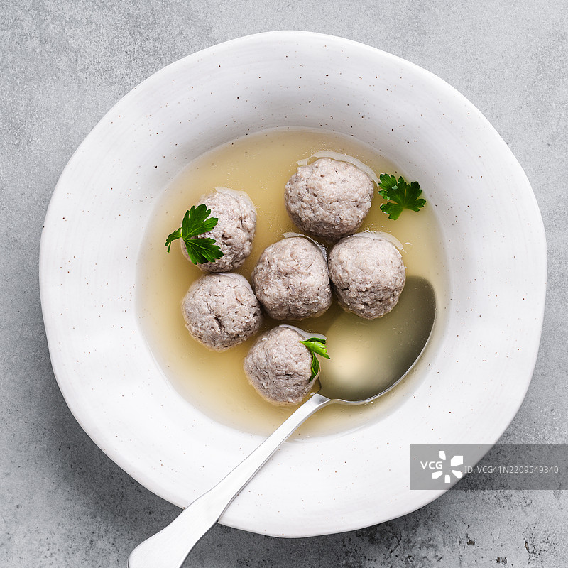 灰色背景上的香菜火鸡肉丸汤图片素材