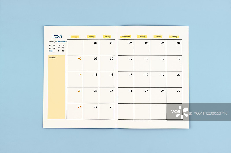 2025年9月的空白月度计划表，蓝色背景，供您填写文本或计划。图片素材