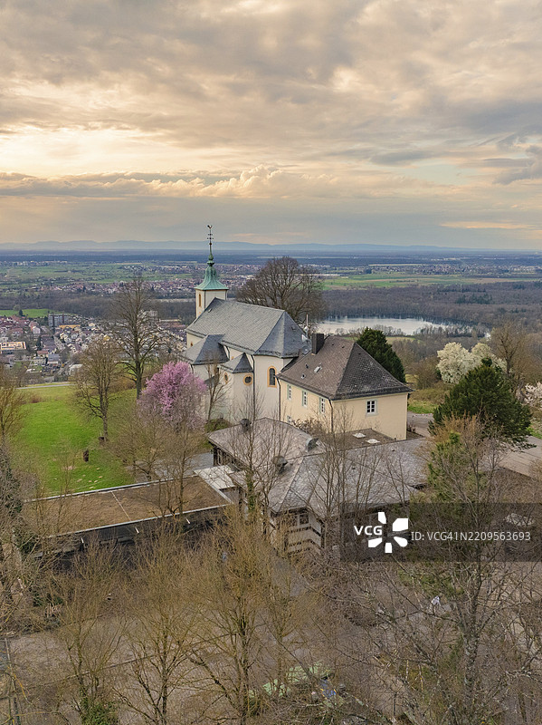 村边教堂的全景，宽阔的景观和被云层遮蔽的天空，米歇尔斯贝格，巴德明斯特赖费尔图片素材