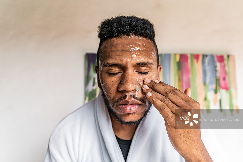 年轻男子在水疗中心进行护肤护理图片素材