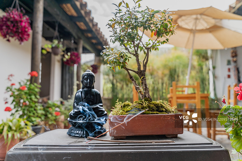 水疗中心的香熏和佛像特写图片素材