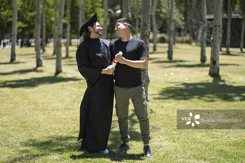 快乐的人们在大学校园户外庆祝教育成就、成功和未来目标图片素材