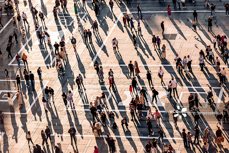 日落时分，俯瞰城市广场上行走的人们图片素材
