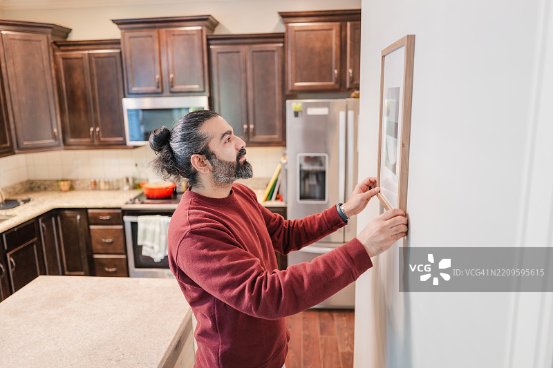 在厨房墙上挂画框图片素材