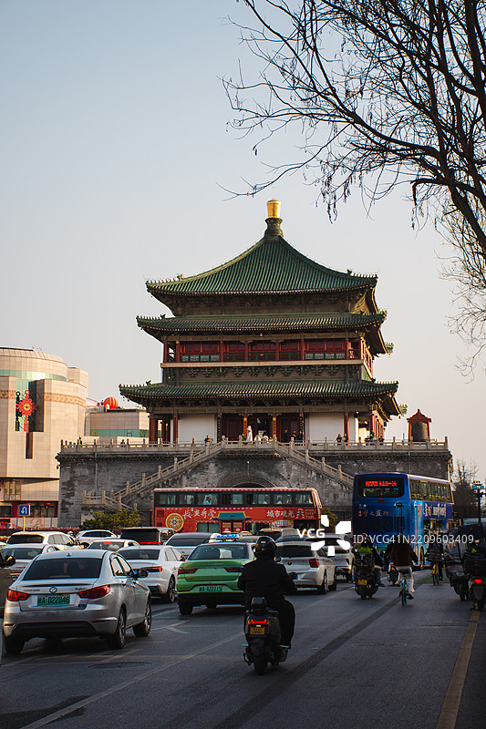 西安街头的人们图片素材
