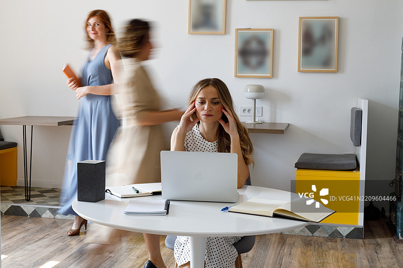 压力、多任务处理和商业女性在办公室中的混乱、团队压力和工作流程危机。图片素材