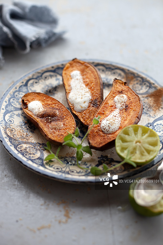 烤红薯配酸奶、肉桂和柠檬图片素材