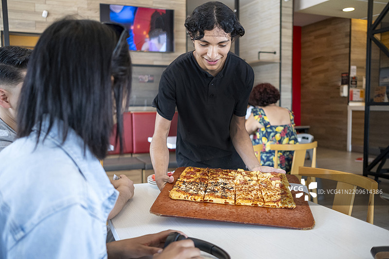 披萨外卖员图片素材