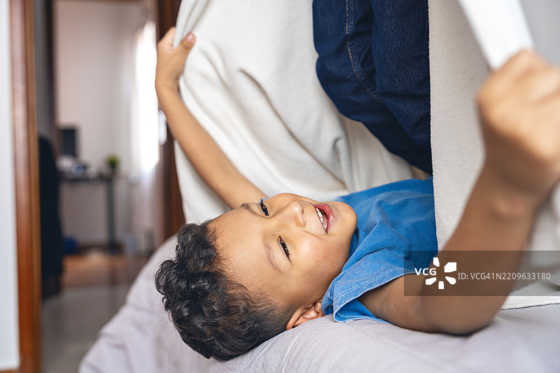 孩子在床上玩毛毯图片素材